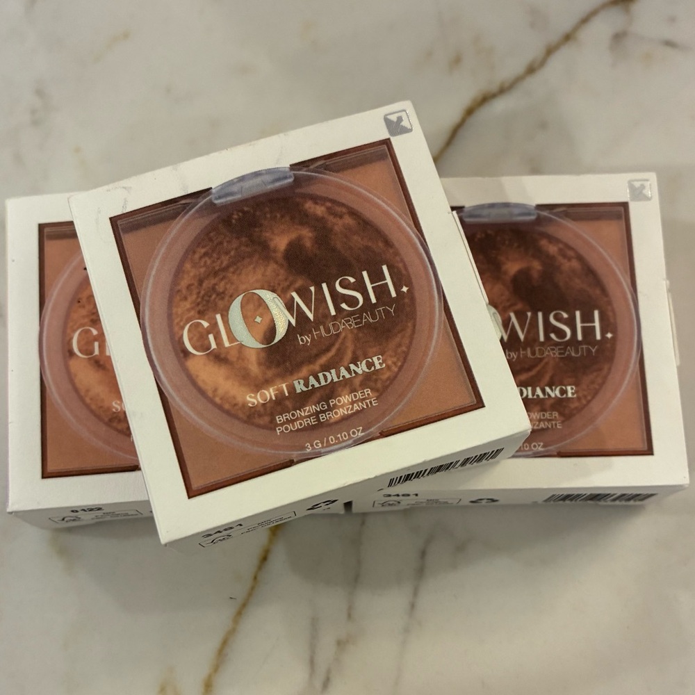 Huda Glowish beauty bronzing powder in Tan Light. Brand new! Famous makeup! - Picture 4 of 8